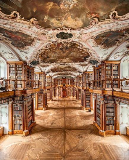 這裡是瑞士的聖加侖修道院圖書館...