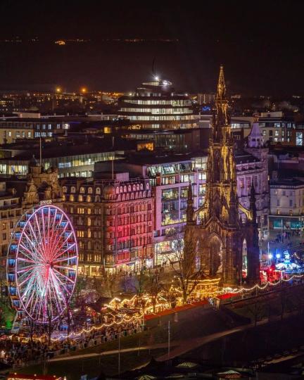 聖誕節快到，英國愛丁堡的聖誕市集在夜晚...