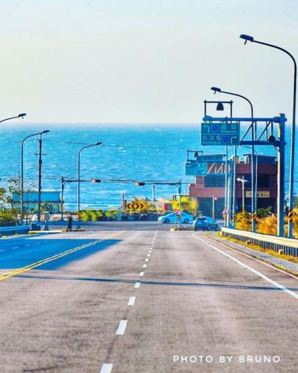 蔚藍濱海大橋直直開向藍色海洋...