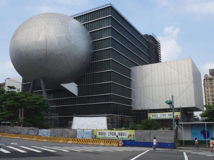 台灣街頭出現「神秘巨型球體大樓」路人都看呆...