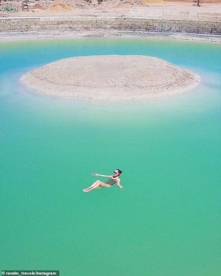寶石般晶瑩剔透的綠松石色湖泊...