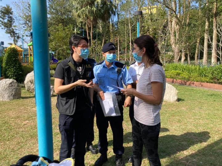 【案件呼籲 • 野豬疑被傷害案】
(11月7日),有市民在黃竹坑道1號後山,發現兩名可疑男子懷疑用利器蓄意傷害一隻野豬,隨後逃去。警方於今晨(11月9日) 出動機動部隊及便裝探員到案發地點一帶的行山徑... 【案件呼籲 • 野豬疑被傷害案】
(11月7日),有市民在黃竹坑道1號後山,發現兩名可疑男子懷疑用利器蓄意傷害一隻野豬,隨後逃去。警方於今晨(11月9日) 出動機動部隊及便裝探員到案發地點一帶的行山徑...
