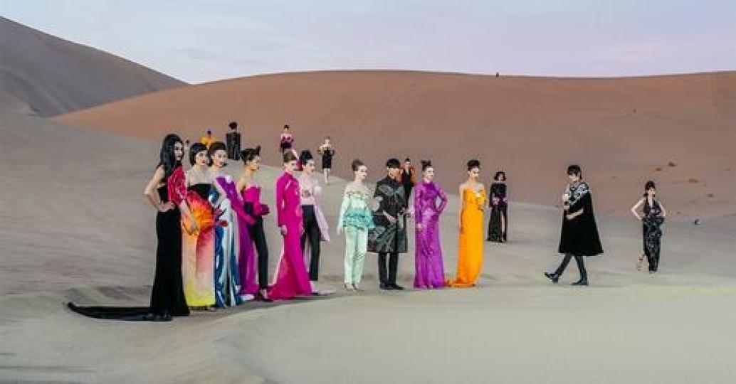 On June 1, a truly exceptional fashion show unfolded in the heart of the Mingsha Mountain (Sing Sand...
