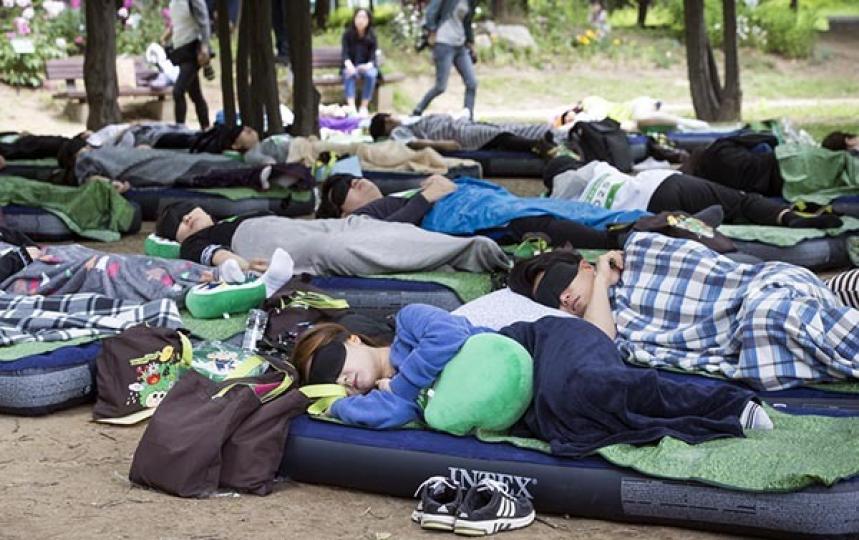 韓國首爾在公園舉辦森林
睡覺大賽,比賽開始工作人
員來測量參賽者心率,評估
熟睡程度,睡最好最久的人
能得到冠軍奬...