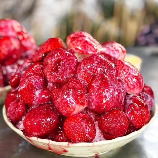 滿滿的草莓蓋在冰上，再加塊布丁超滿足...