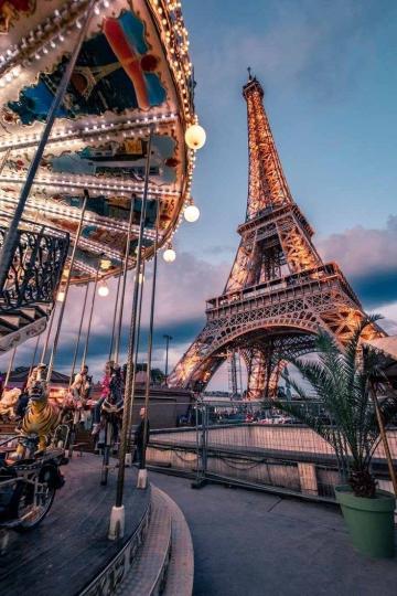 巴黎的浪漫不是因為鮮花與甜點，而是瀰漫在整個城市中的甜美氣氛...