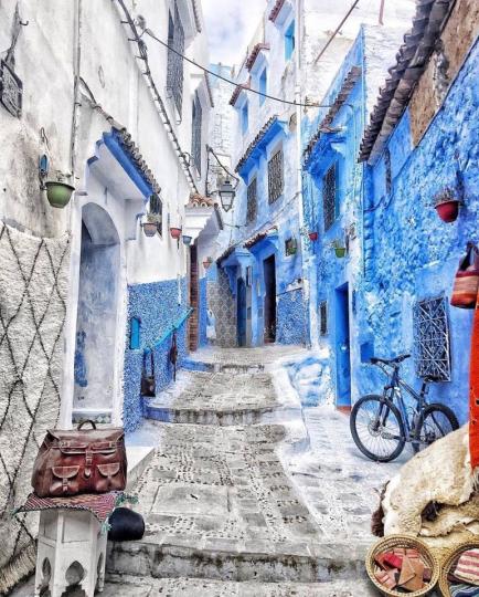 被稱為「藍色的城市」的摩洛哥紗富彎...