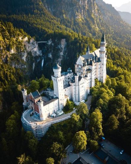 空拍德國經典的新天鵝堡，那環繞山林的壯觀城堡...