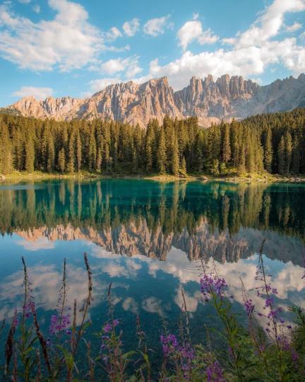 義大利的卡瑞紮湖畫面像幅畫，上下一色映照的山景樹林...