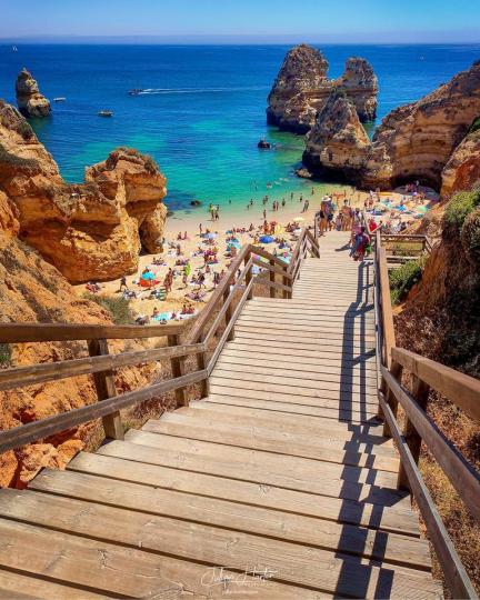 葡萄牙的小鎮法魯，沿海的漸層湛藍海岸真的美呆，從階梯從上往下看，心情不自覺好起來...