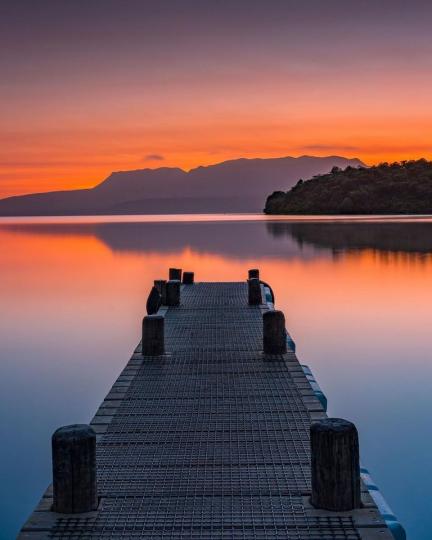 清晨看著紐西蘭的塔拉韋拉湖面...