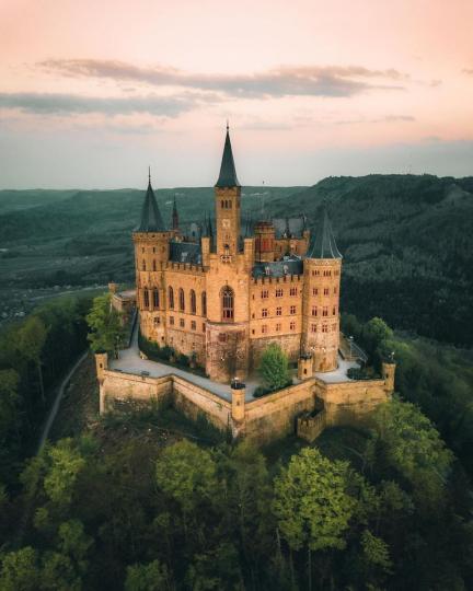 德國最雄偉城堡建築之一的「霍亨索倫城堡」...