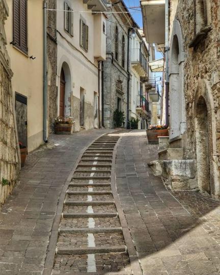 義大利的街道，在上下起伏間彷彿都能看到它的歷史...