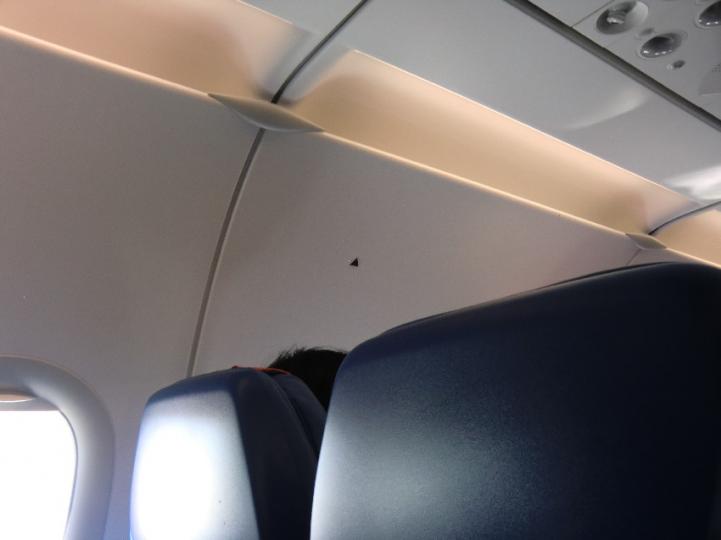 機艙座位出現「三角形標誌」好納悶，內行人曝：「萬中選一的超棒座位」...