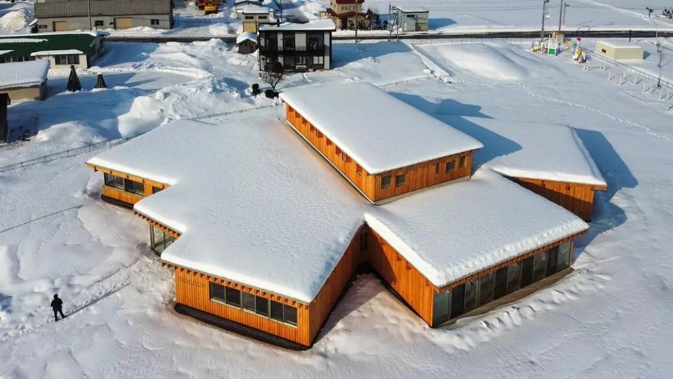 神人打造出「薑餅屋幼兒園」白雪覆蓋超夢幻...