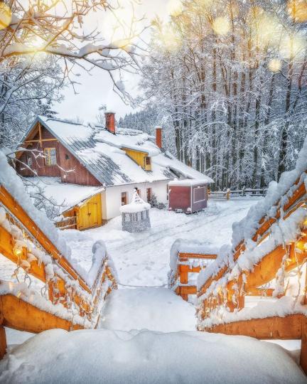橘黃屋子加上霜雪覆蓋，難道這就是真實世界中的薑餅屋...