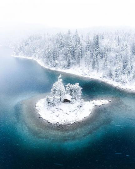 德國艾布湖下雪之際，霧茫茫一片宛如白色童話世界...