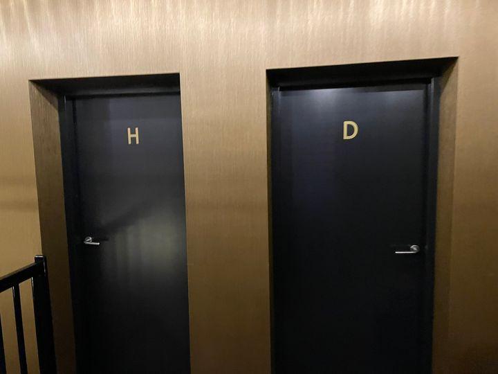 衝廁所「門口只標示H、D」該去哪一間？...