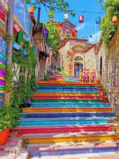 貝尤魯（Beyoglu）的彩虹臺階不只是普通的街頭藝術...