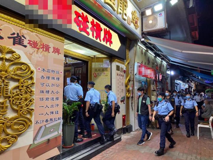 【 犁庭掃穴 • 拘捕17人 • 持續打擊黑社會活動 】
由昨日 (10月6日) 晚上開始,警方有組織罪案及三合會調查科聯同各警區進行「犁庭掃穴」(LEVINGTON) 反罪惡行動。巡查共751個娛樂... 【 犁庭掃穴 • 拘捕17人 • 持續打擊黑社會活動 】
由昨日 (10月6日) 晚上開始,警方有組織罪案及三合會調查科聯同各警區進行「犁庭掃穴」(LEVINGTON) 反罪惡行動。巡查共751個娛樂...