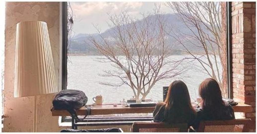 坐在窗邊靜靜欣賞如詩如畫的湖景...