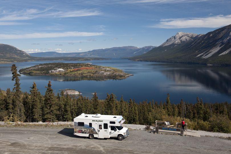 每逢旅遊季節，浩蕩的露營車Recreation Vehicles（RV）車隊就像篷車征西般駛在美加公路上...