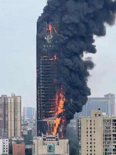 央視新聞消息，（16日）下午，湖南長沙中國電信大樓突發大火...