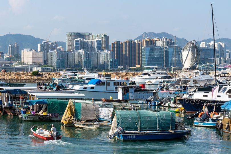香港曾為寂寂無名的漁港，開埠以後急速發展，演變為國際金融都市...