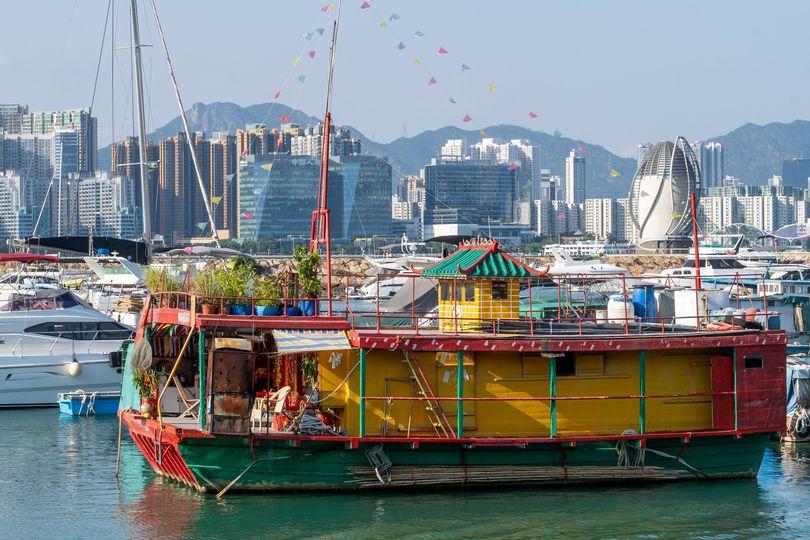在銅鑼灣避風塘芸芸眾多漁船之中，有一艘黃身綠瓦，恰如一間小屋似的大船...