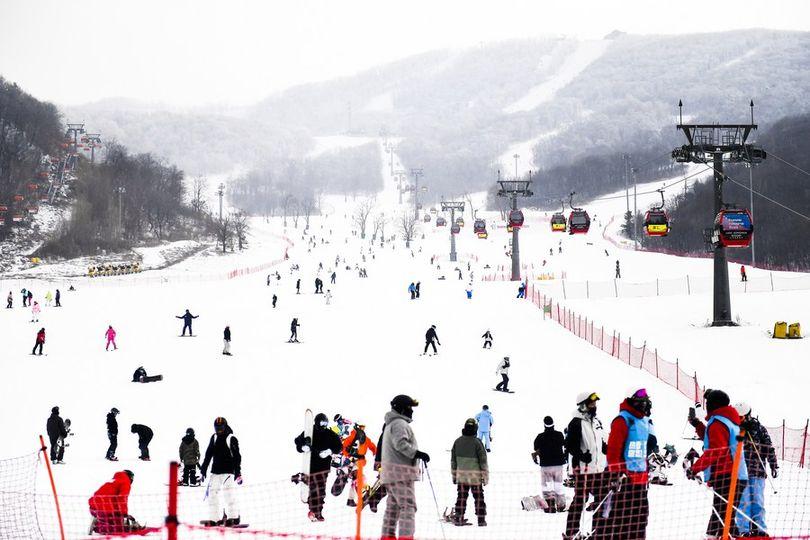 Ice and snow tourism has become new "tradition" for Chinese New Year... Ice and snow tourism has become new "tradition" for Chinese New Year...