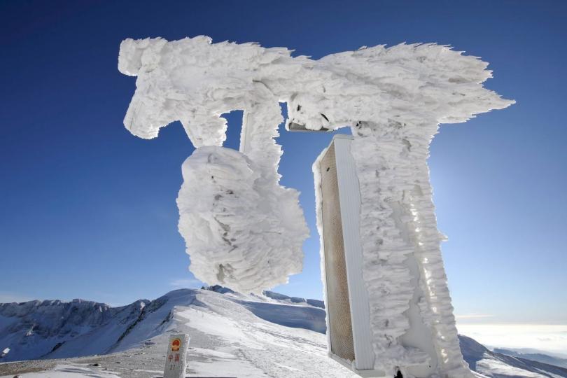 撫松縣雪景】
時正12月,長白山西坡的天池附近在下冬雪,圖中為吉林省白山市撫松縣的美麗雪景,只見萬物皆已成冰雪,別有一番風味。
郭建設/攝... 撫松縣雪景】
時正12月,長白山西坡的天池附近在下冬雪,圖中為吉林省白山市撫松縣的美麗雪景,只見萬物皆已成冰雪,別有一番風味。
郭建設/攝...