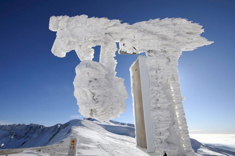 撫松縣雪景】
時正12月，長白山西坡的天池附近在下冬雪，圖中為吉林省白山市撫松縣的美麗雪景，只見萬物皆已成冰雪，別有一番風味。
郭建設／攝...