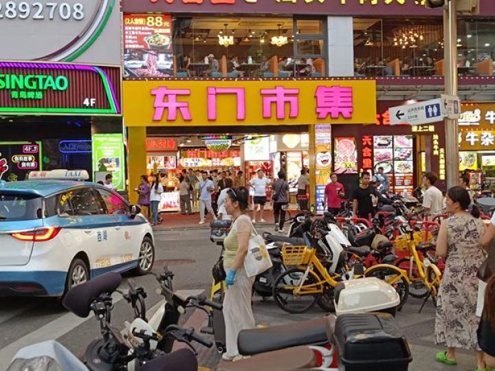 老街新的美食廣場東門市集,地方乾淨冷氣夠...