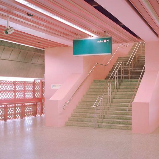 超Q的粉嫩草莓色地鐵站...