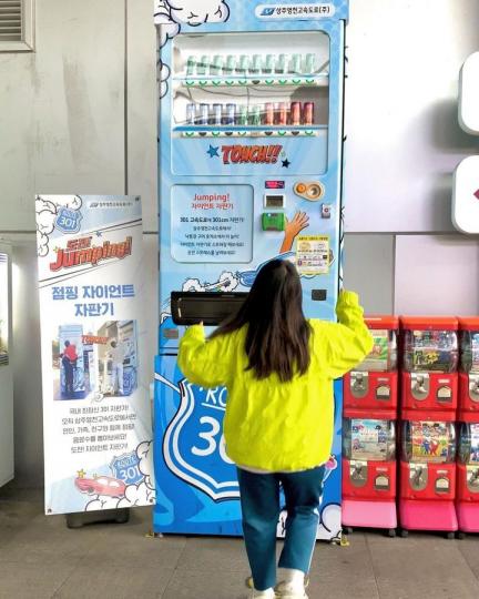 韓國出現「3米高巨人販賣機」，背後設計理念暖到讓人想哭...