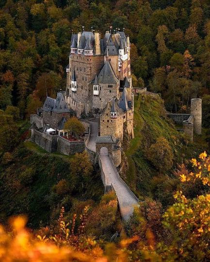 德國三大美麗城堡之一的埃爾茨城堡，擁有群山環繞的神祕視野...