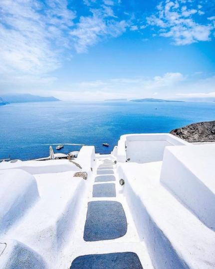 希臘最浪漫的聖托里尼島，藍天白雲倚著純白的歐式建築...