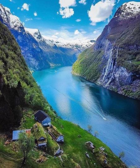站在挪威蓋朗厄爾峽灣上，往下俯視湛藍以及翠綠的山林景色...