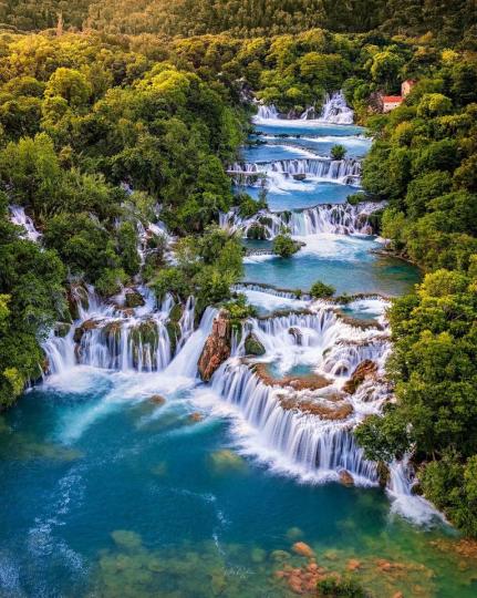 克羅埃西亞的克爾卡國家公園，水藍流水在一階一階的丘陵上...
