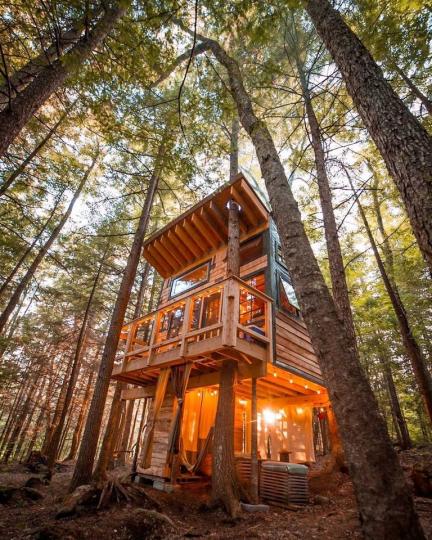 美國的別緻小屋真的超多，這種位於樹林間的木頭別墅...