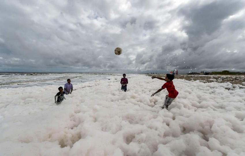 海灘出現「大量白色泡沫」民眾嗨玩拍照...