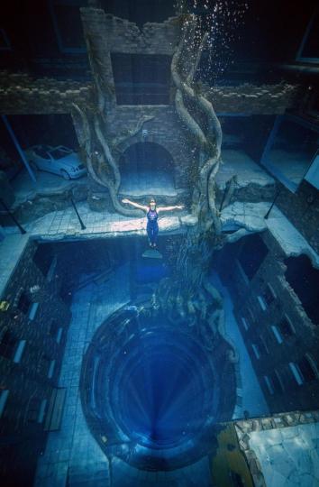 地下60公尺的「世界最深泳池」宛如海底遺跡...