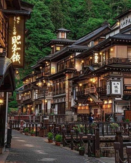 日本寧靜的溫泉街道，深木色的建築充滿懷舊氣息...