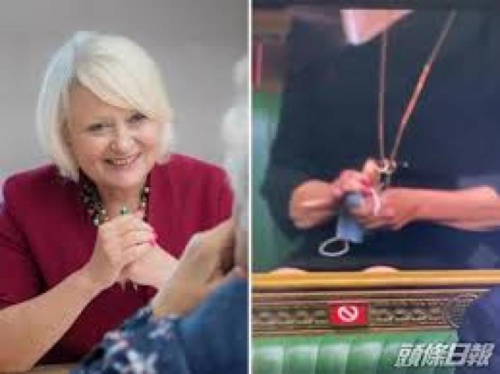 近日在英國議會下議院的一場辯論上,一名議員除下口罩擦抹眼鏡的一幕,被傳媒攝入鏡頭,惹來社會強烈討論。
這位議員後來被網民確認為麥克唐納(Siobhain McDonagh)。當時英國下議院正就計劃改革... 近日在英國議會下議院的一場辯論上,一名議員除下口罩擦抹眼鏡的一幕,被傳媒攝入鏡頭,惹來社會強烈討論。
這位議員後來被網民確認為麥克唐納(Siobhain McDonagh)。當時英國下議院正就計劃改革...