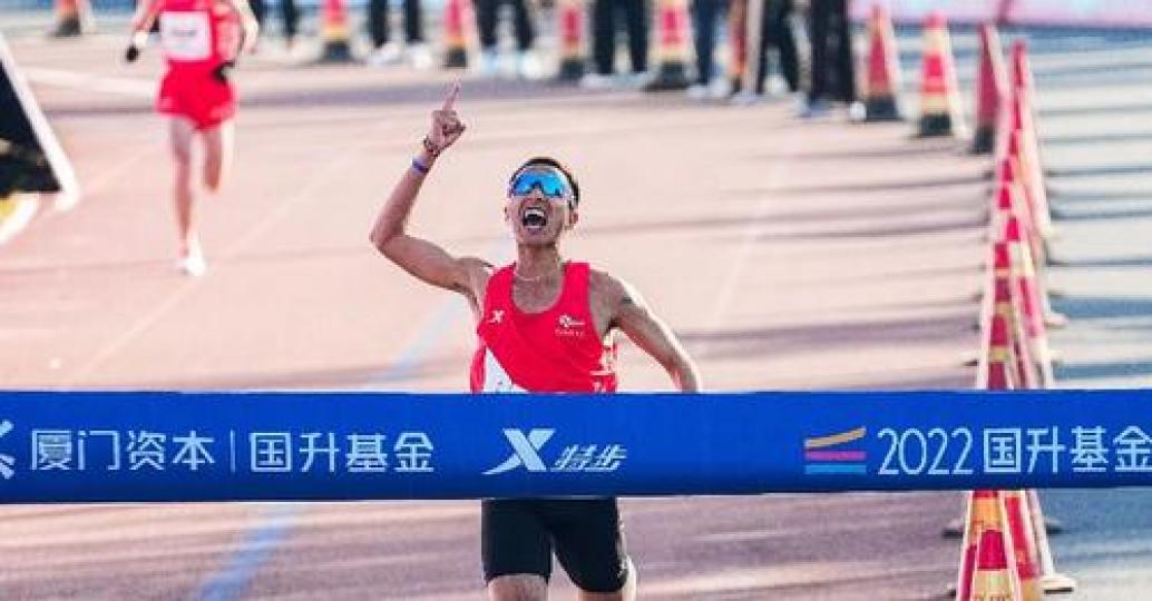 China's Peng Jianhua broke the 13-year-old half marathon national record in Xiamen on Sunday... China's Peng Jianhua broke the 13-year-old half marathon national record in Xiamen on Sunday...