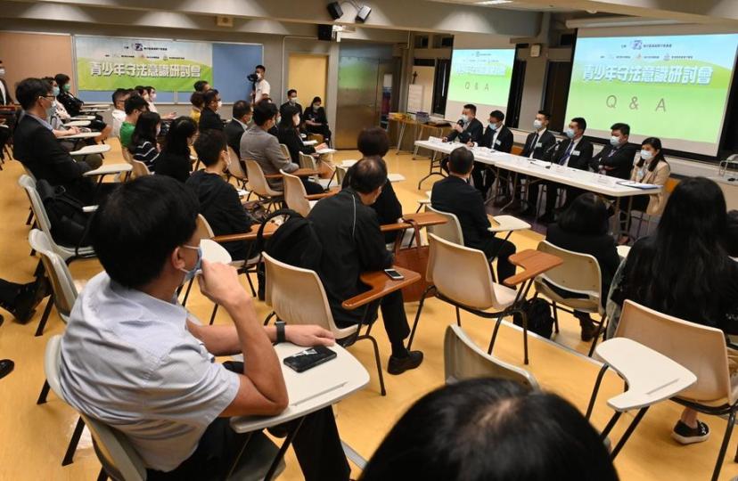 【齊心滅罪 • 青少年守法意識研討會】
今年首十個月,全港一共有3,375名年齡介乎10歲到21歲的年輕人被拘捕,比去年同期上升三成。
為了加強與學校交流, (11月19日),警方與灣仔區撲滅罪行委員... 【齊心滅罪 • 青少年守法意識研討會】
今年首十個月,全港一共有3,375名年齡介乎10歲到21歲的年輕人被拘捕,比去年同期上升三成。
為了加強與學校交流, (11月19日),警方與灣仔區撲滅罪行委員...