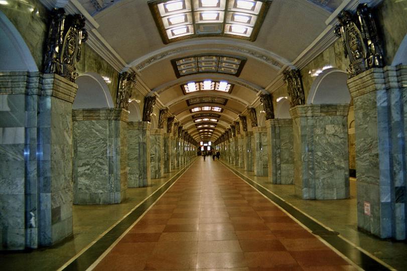 聖彼得堡地鐵於1955年
11月啟用,每個站都裝飾
十分華麗,擁有獨特風格
而且它是世界上最深的
地鐵系統之一,最深的一
個站建在地下86米深處...