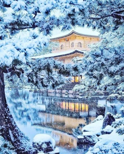 大雪紛飛的場景，美麗金閣寺也被蓋上厚厚的白色霜雪...