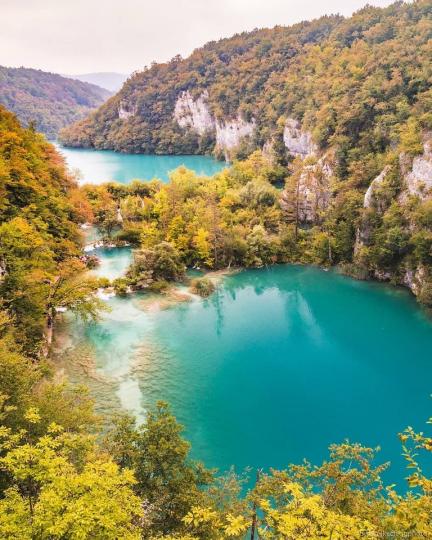 位在克羅埃西亞的國家公園裡，蒂芬妮綠的湖水和一旁的樹木相映...