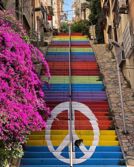 在土耳其伊士麥的這條彩虹階梯...